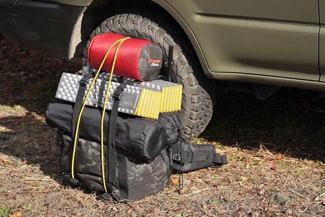 車を乗り入れできないキャンプ場で荷物運びに役立つナチュラムの背負子「フルアウト」