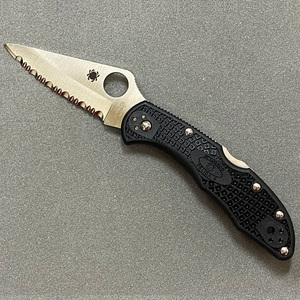 【送料無料】Spyderco(スパイダルコ) デリカ4 VG-10 ブラック 波刃 ブラック C11SBK