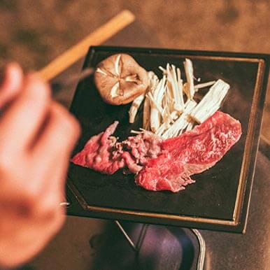 [クロテツ]で、日本人特有の食べ方「すき焼き」に挑戦！