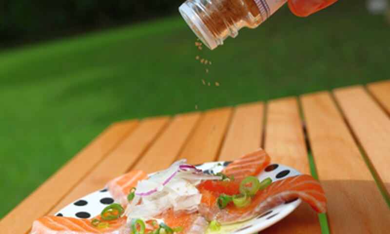 「薫る 燻製醤油」「薫る 燻製塩」