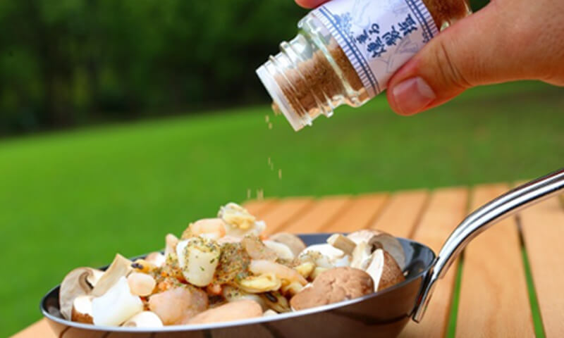 「薫る 燻製醤油」「薫る 燻製塩」