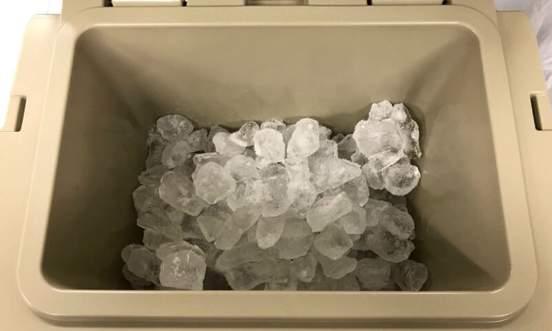 ハードクーラーボックスに氷を投入