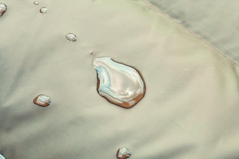 撥水加工を施したダウンを採用しメンテナンスのしやすさを考慮