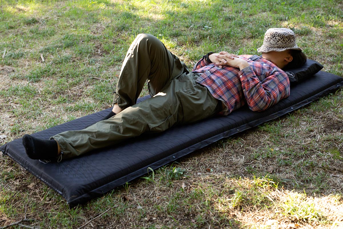 野外でも快眠できる、枕付きインフレーターマット