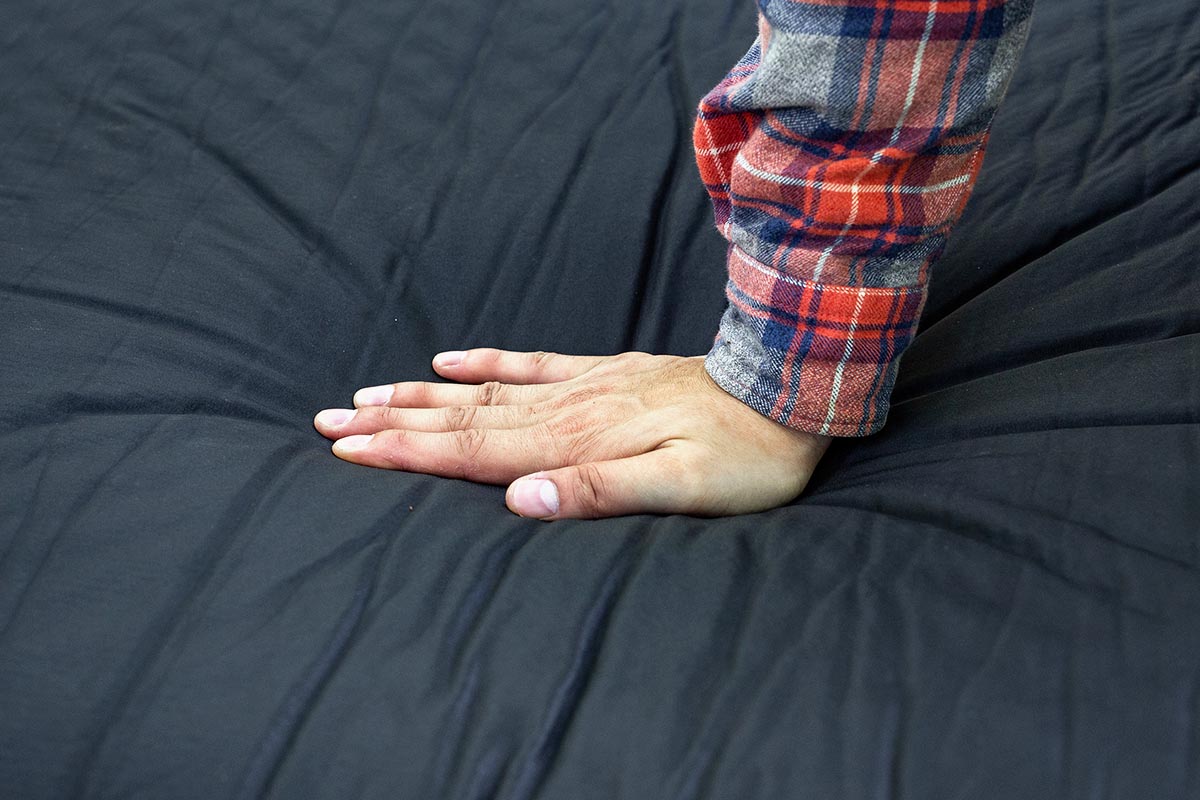 高反発ウレタン素材採用で、野外でも寝心地抜群