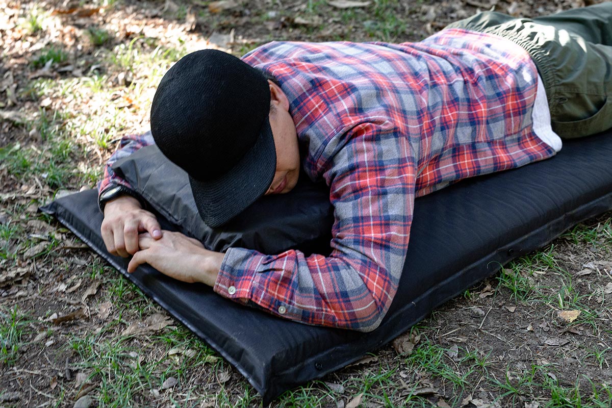 高反発ウレタン素材採用で、野外でも寝心地抜群