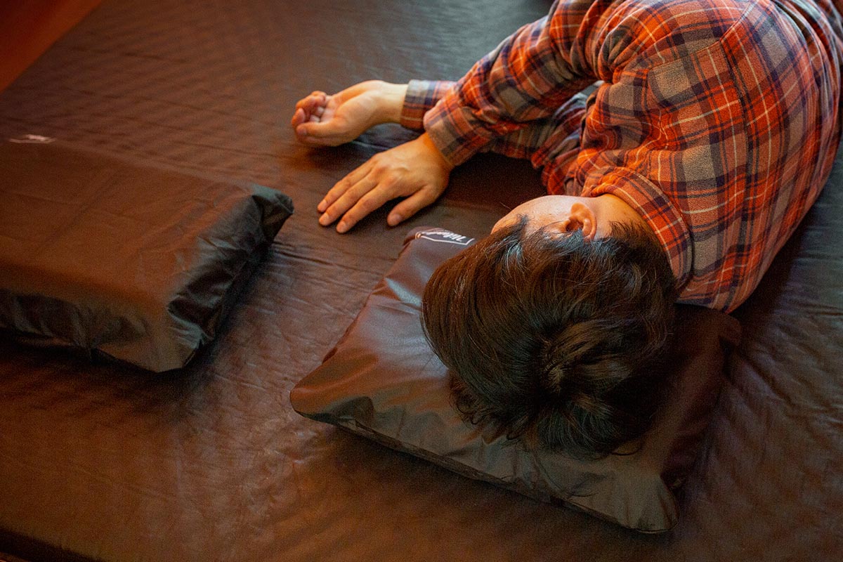 頭にフィットする枕＆枕カバー付き