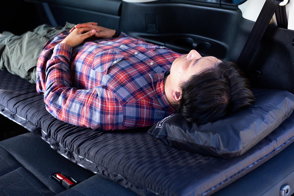 高さ8cmサイズは車中泊にもおすすめ