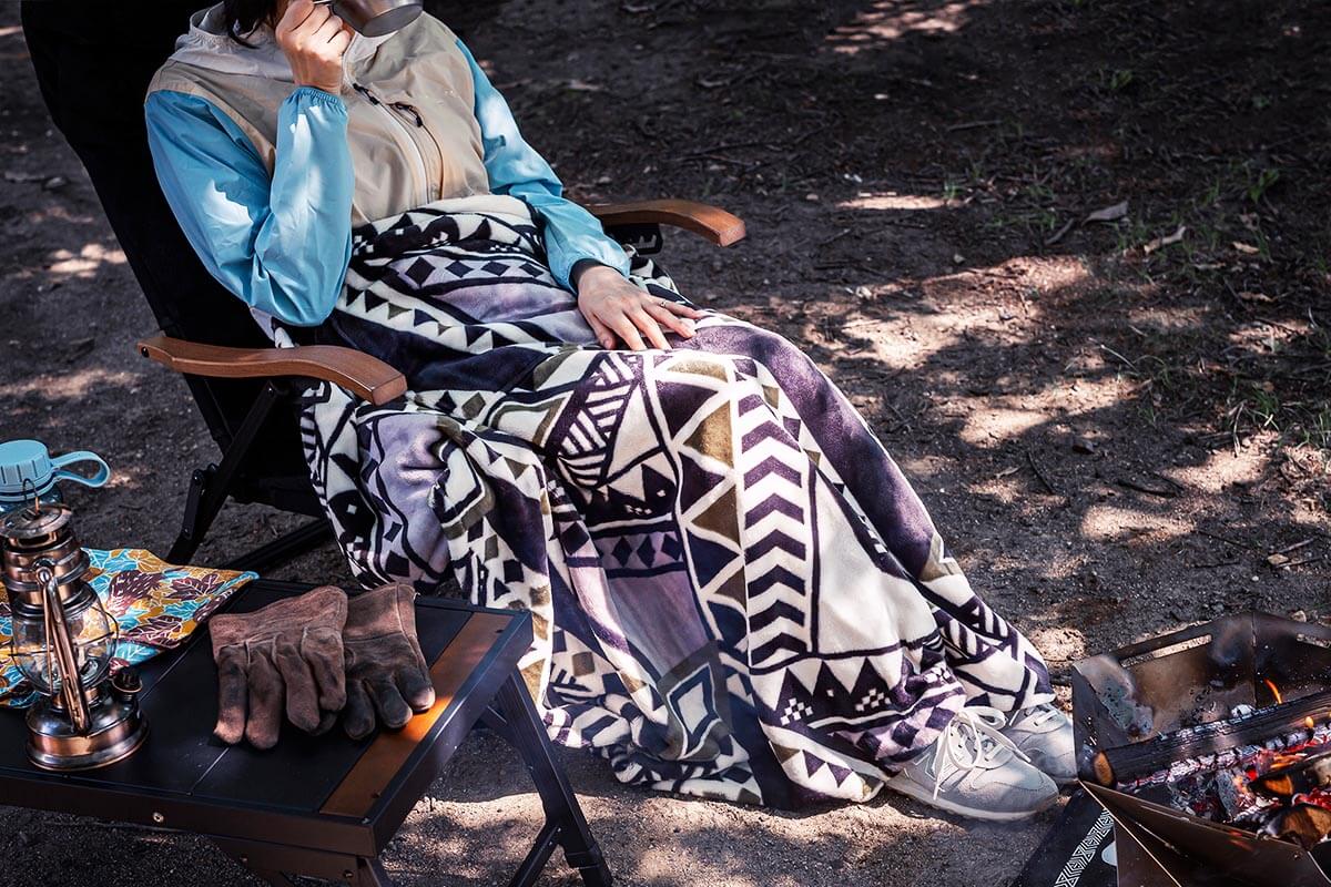 焚き火のそばでも使えるブランケット