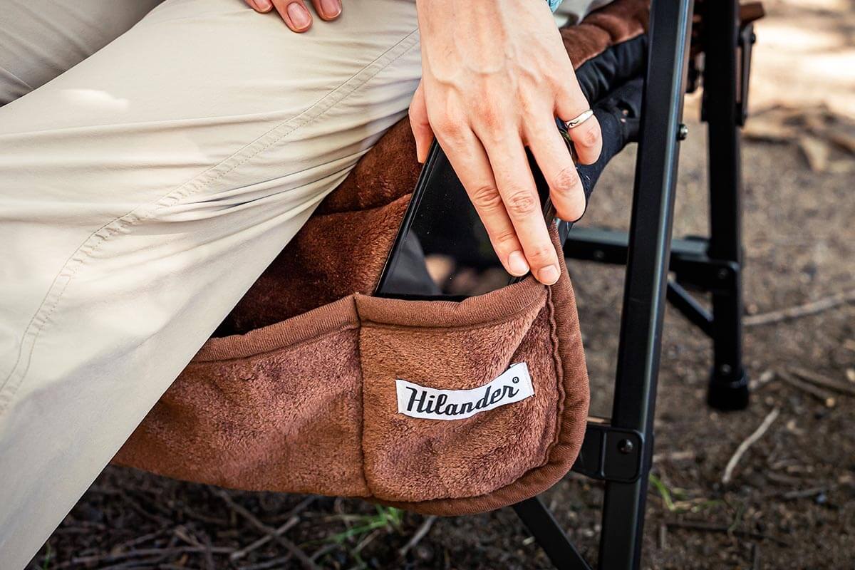 足元には小物ポケットを配置