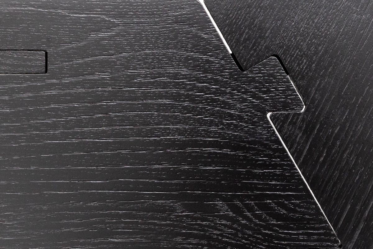 家具でも人気のアッシュ材を採用