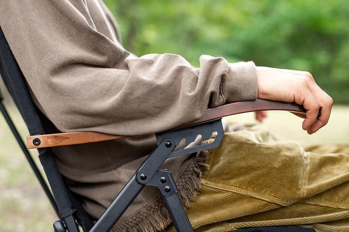 木の柔らかさが心地よく、ストレスの無い肘置き