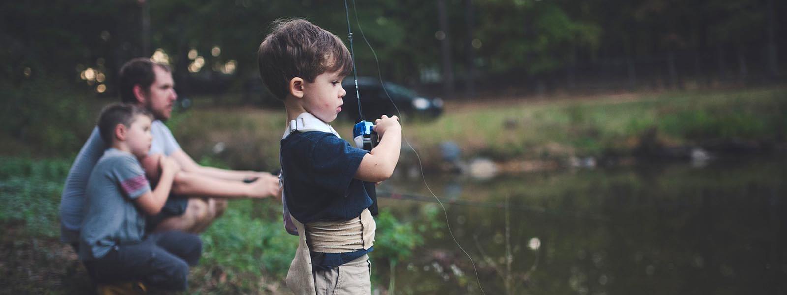スピンキャストリールで釣りを楽しむ子ども