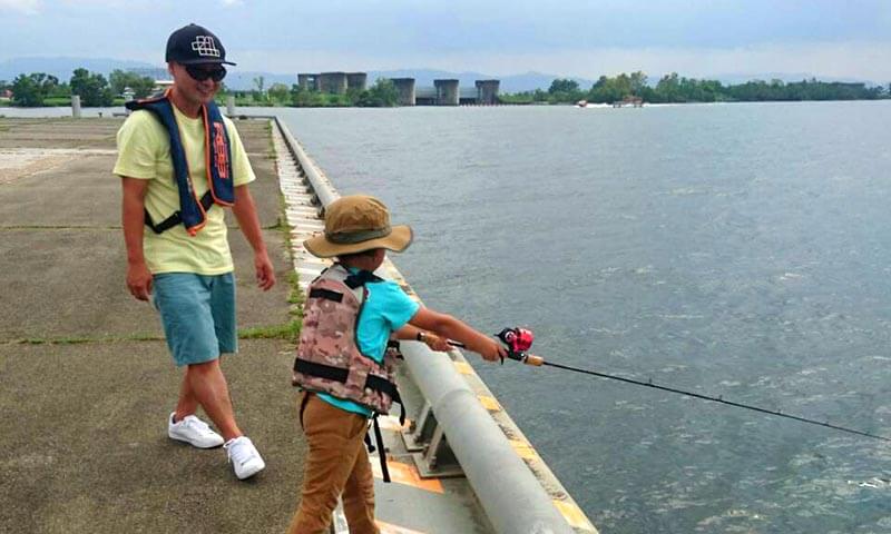 アブマチックで釣りをする子ども