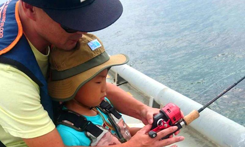 アブマチックで釣りをする子ども
