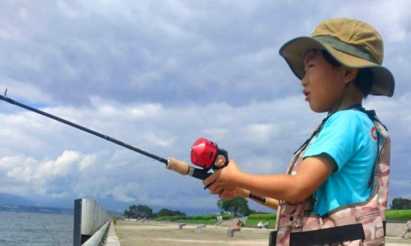 アブマチックで釣りをする子ども