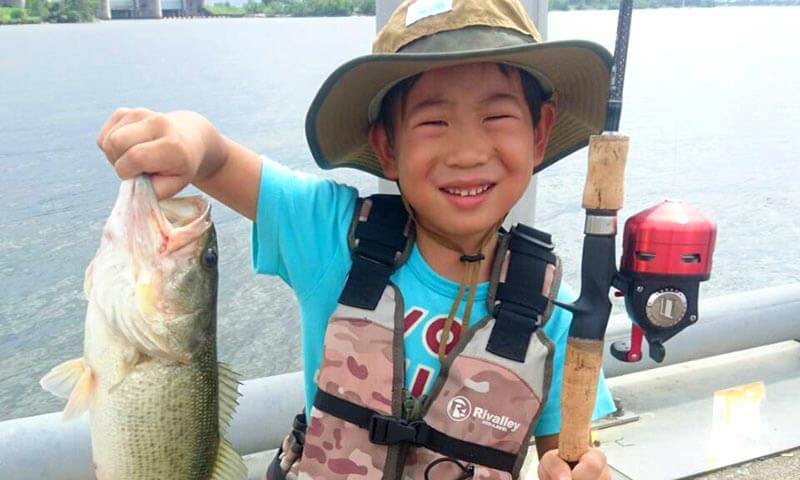 アブマチックで釣りをする子ども