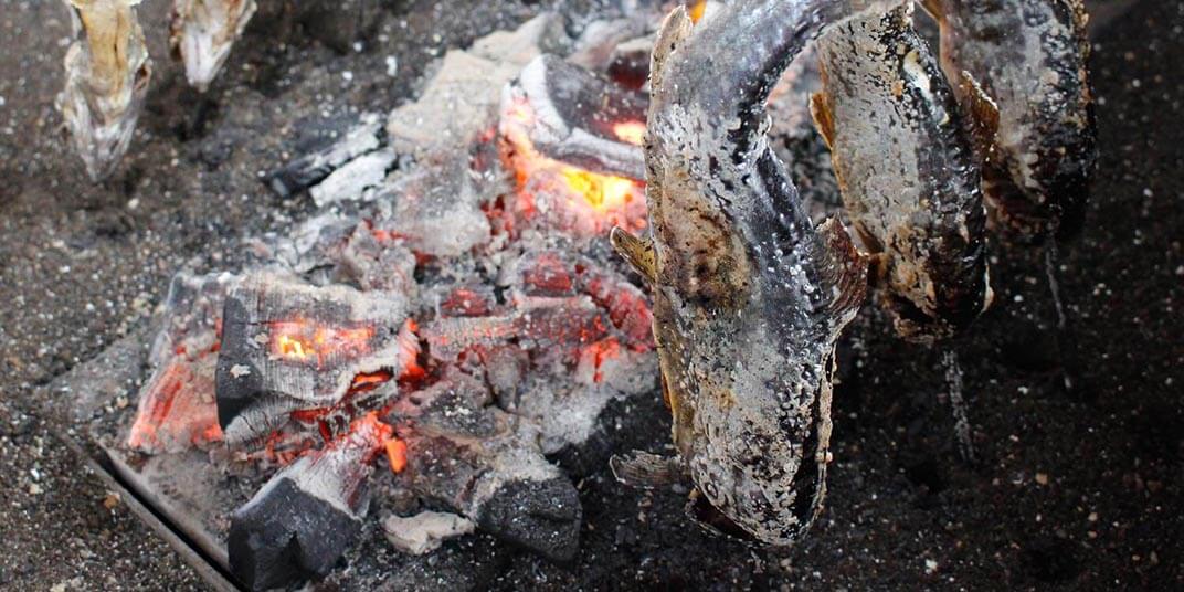 管理釣り場で釣った魚を串焼きにして豪快に食べよう！