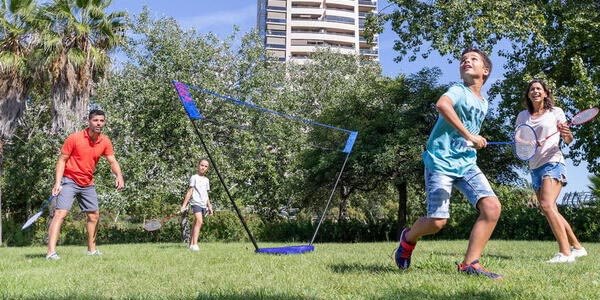 バドミントンは、外遊びのド定番♪ネットを用意すればさらに盛り上がります