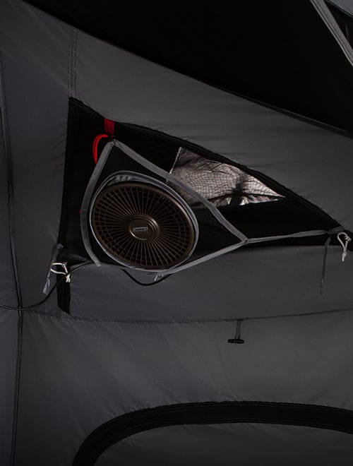 テント内の熱気や湿気を急速に排出。ファンによる気流で体感温度を低下。